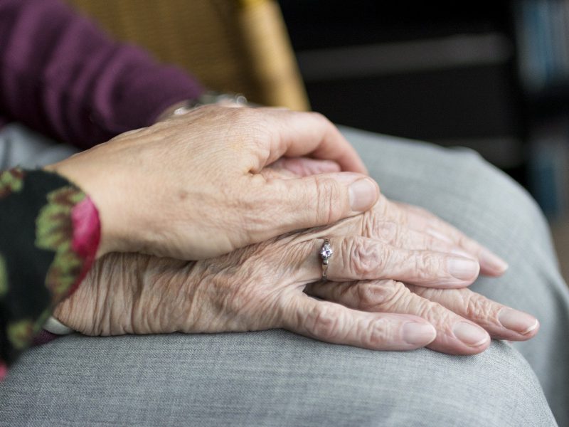 Junge und alte Hände als Symbol für Altenpflege